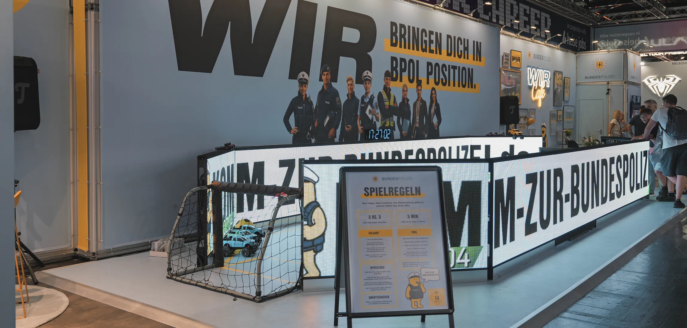 Messestand der Bundespolizei mit Fußballfläche